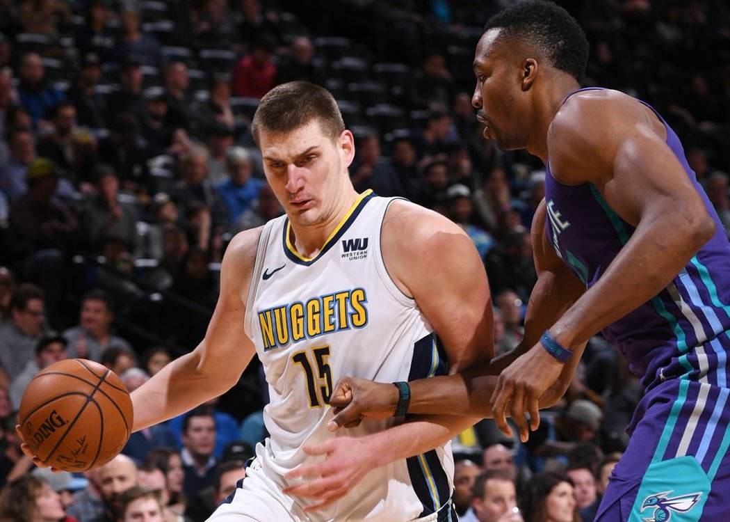 她在场上展 她在场上展